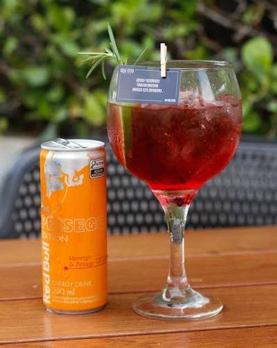 DOSE GIN INVICTUS COM RED BULL